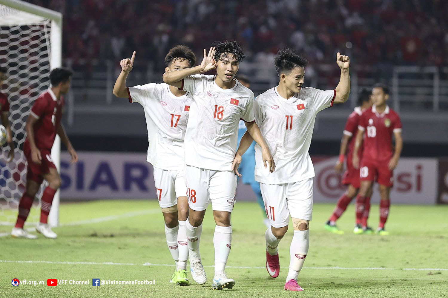 v-league-2023-lap-ky-luc-ngan-nhat-lich-su-chi-dien-ra-trong-5-thang-nhuong-san-choi-cho-u23-va-dtqg-viet-nam